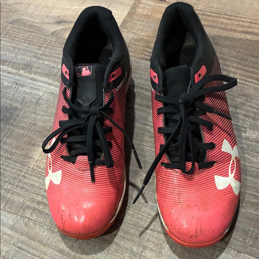 Under Armour Kids Red/Black softball cleats